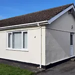 2 Bedroom Chalet All To Yourself, Free Parking, Dogs Welcome