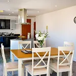 Just Stay Wales - Meridian Tower Marina & City View - 2 Bed Apartment