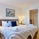 Just Stay Wales - Meridian Tower Marina & City View - 2 Bed Apartment