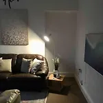Hillcrest Cottage, Comfy Flat, Trendy Uplands Area