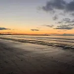 Luxe Living City Apartment - Beach, Wifi, Parking