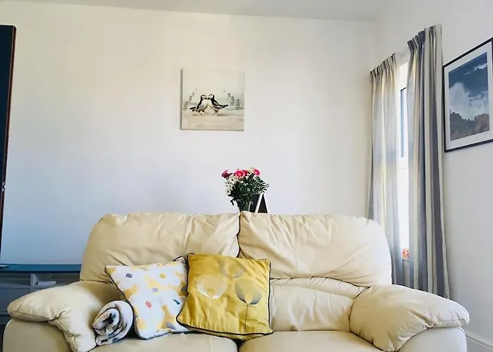 Hillcrest Cottage, Comfy Flat, Trendy Uplands Area