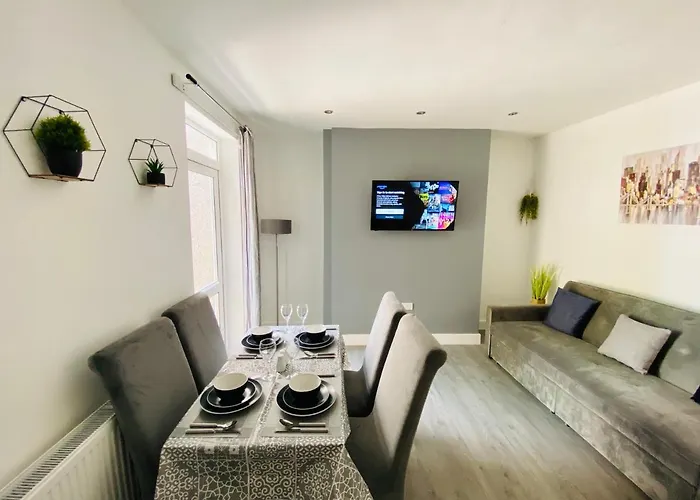 Emerald Living, 4 Bedrooms In The Heart Of Swansea, Close To Beaches!