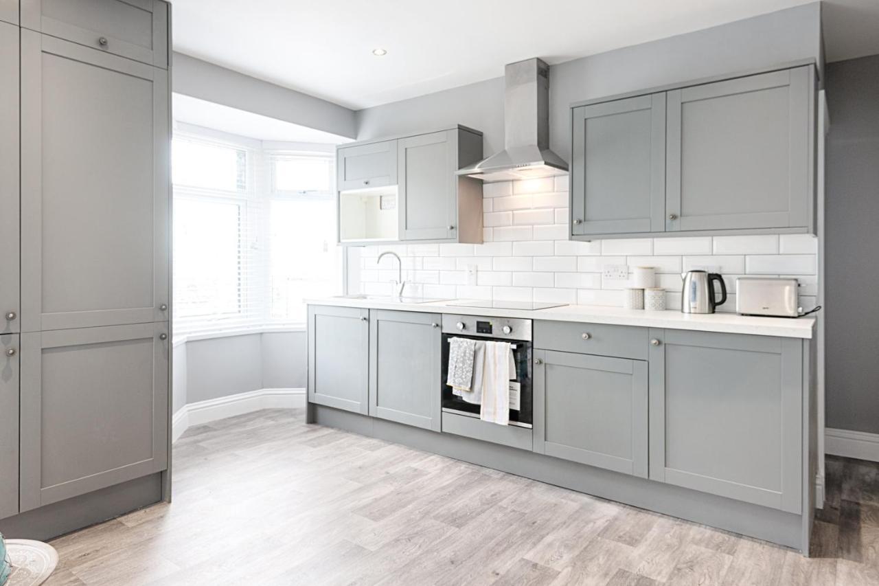 Parking, Balcony With Views, 2 Bathrooms * Swansea