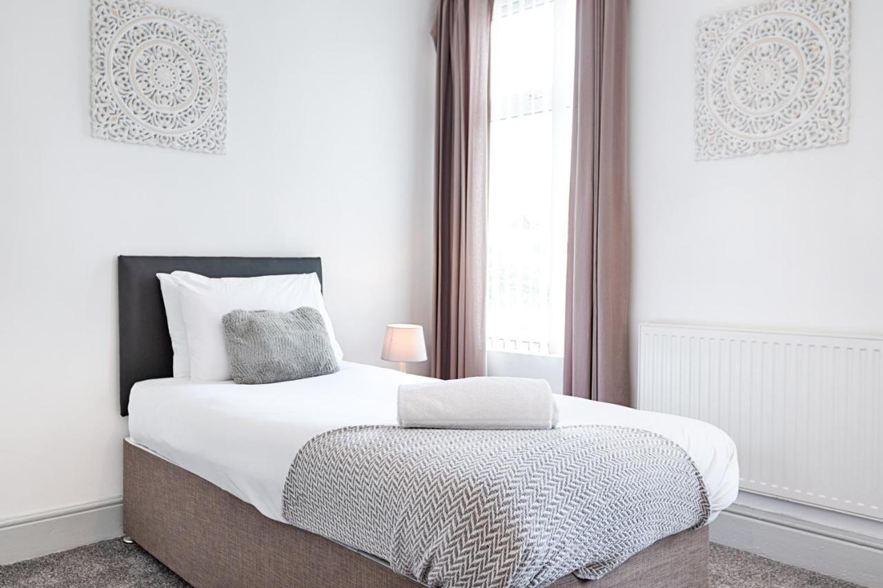 Walk To Stadium, 3 Rooms, Smart Tv's *