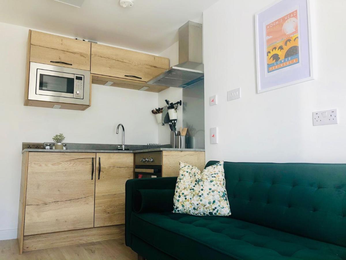 One One Five Apartment *