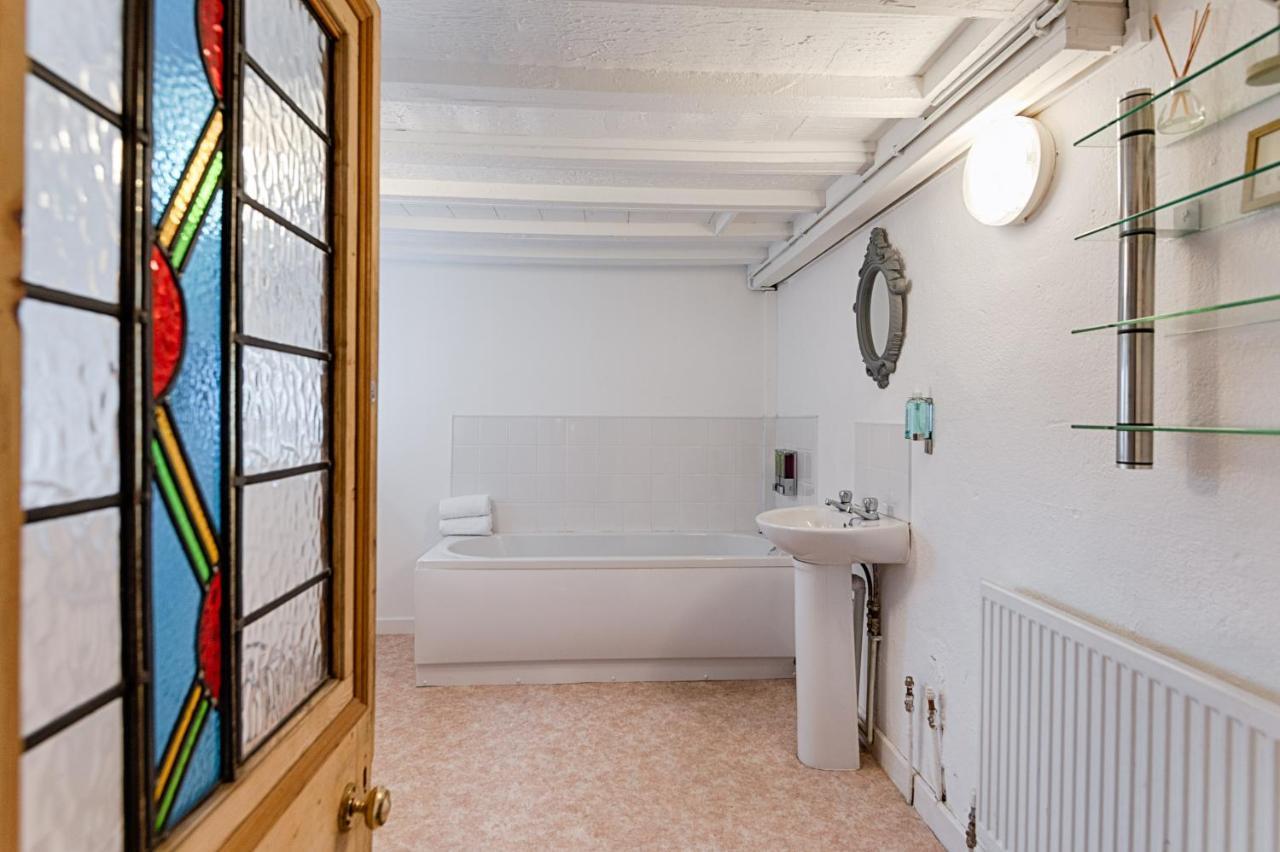Alexandra Apartment *