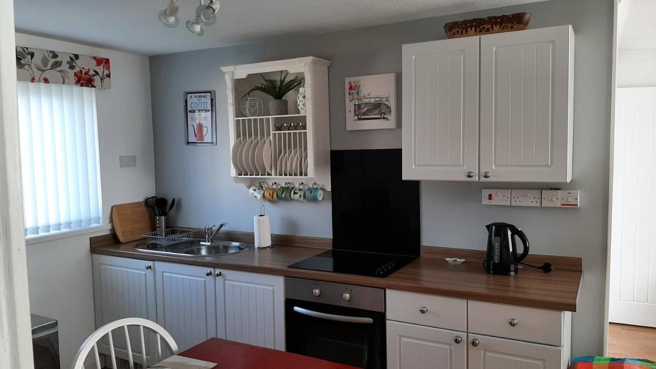 2 Bedroom To Yourself, Free Parking, Dogs Welcome Apartment *