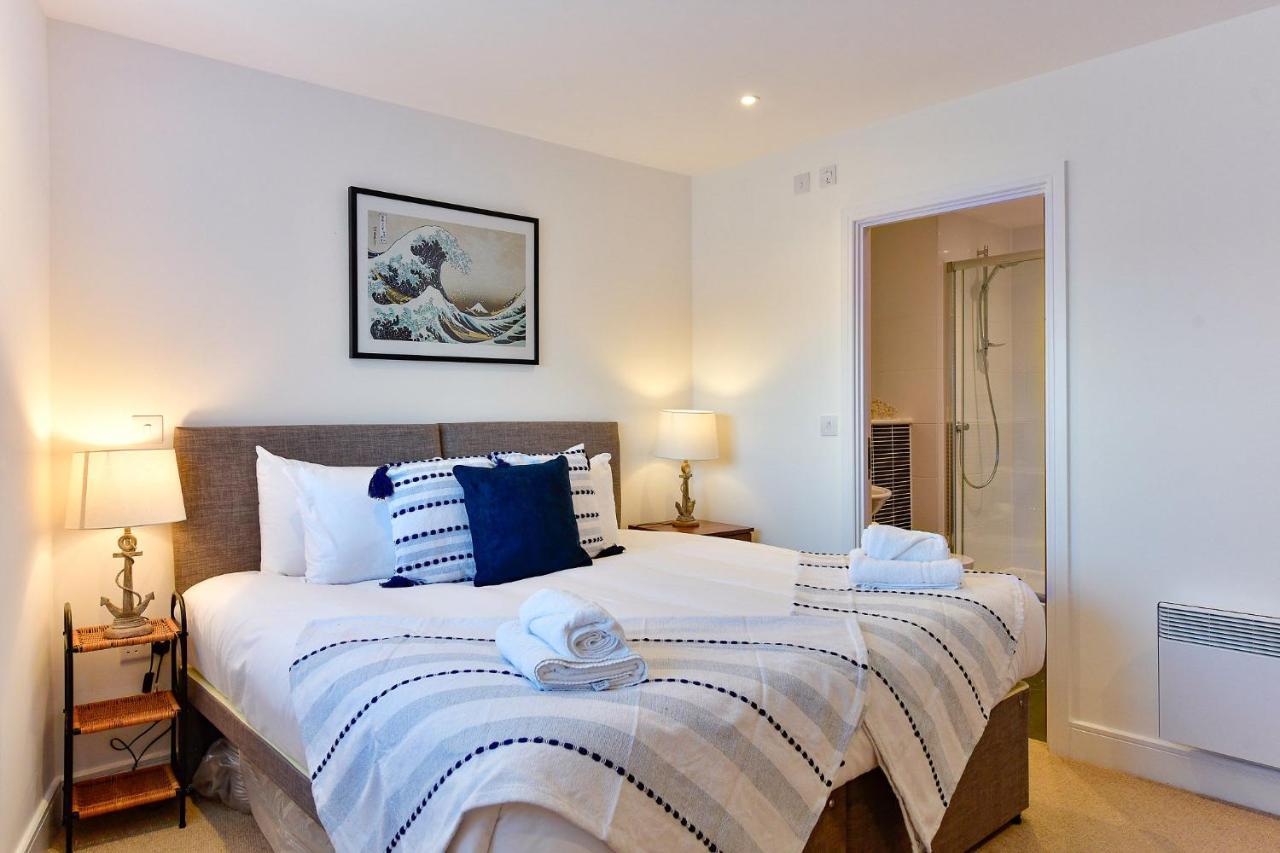 Just Wales - Meridian Tower Marina & City View - 2 Bed