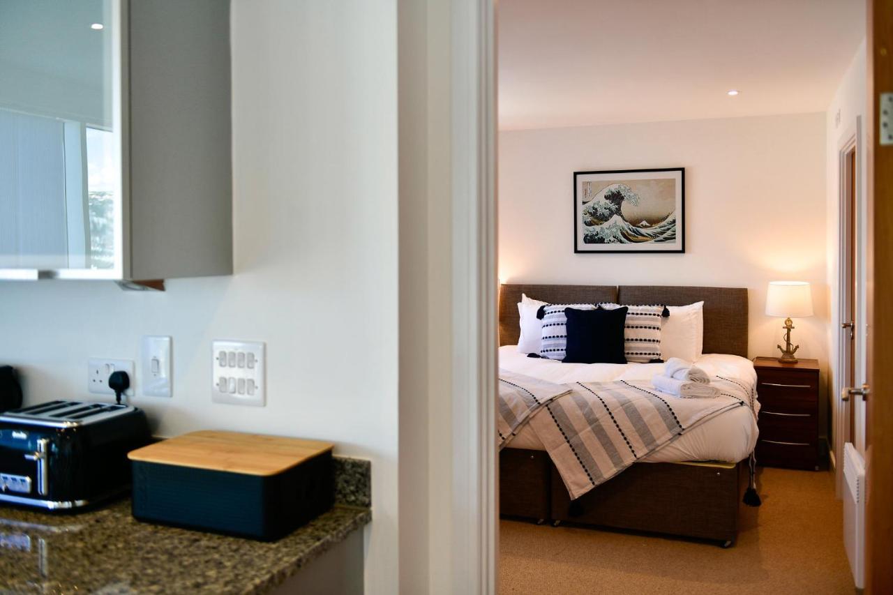 Just Wales - Meridian Tower Marina & City View - 2 Bed Apartment *