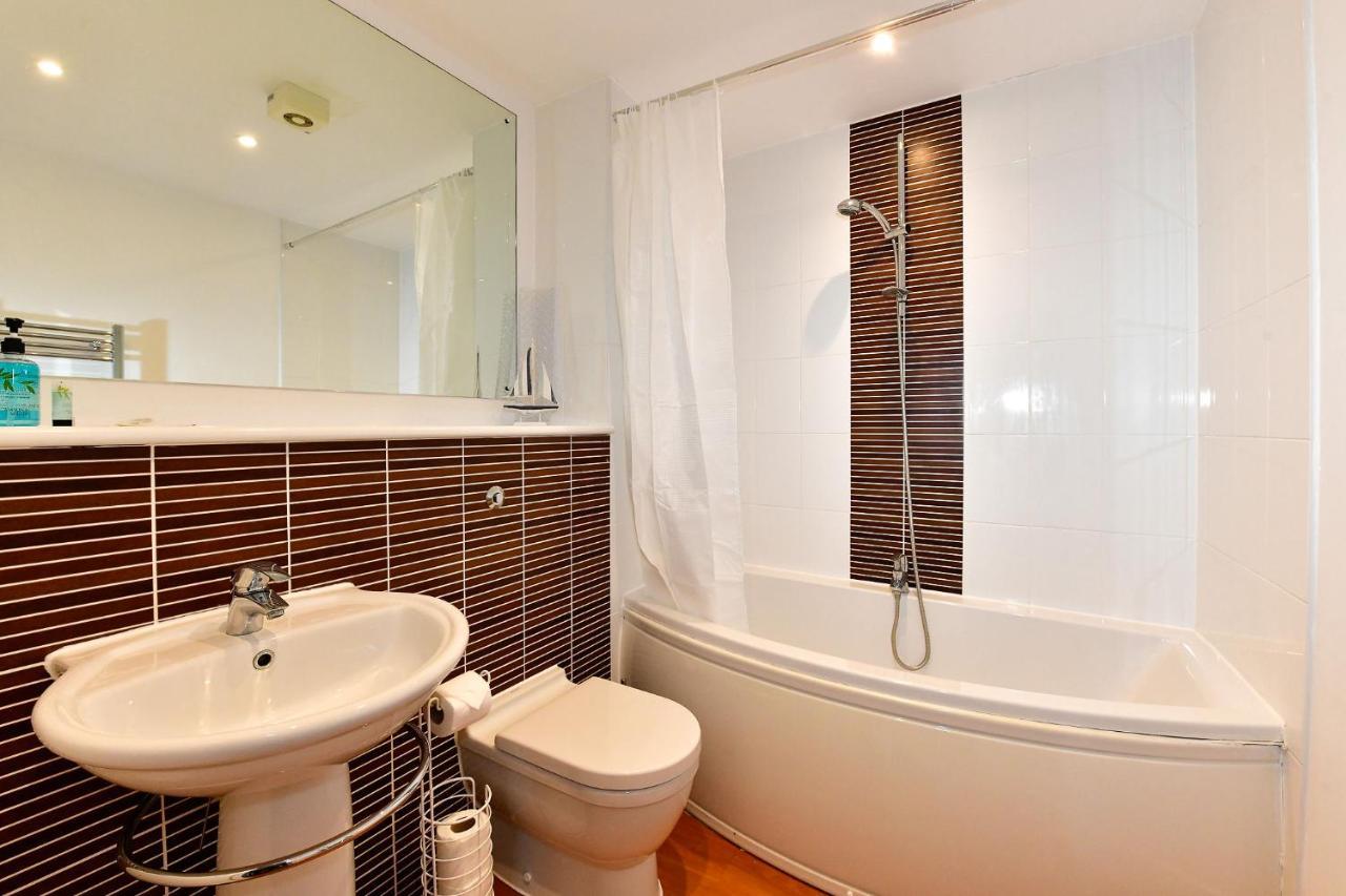 Apartment Just Wales - Meridian Tower Marina & City View - 2 Bed Swansea