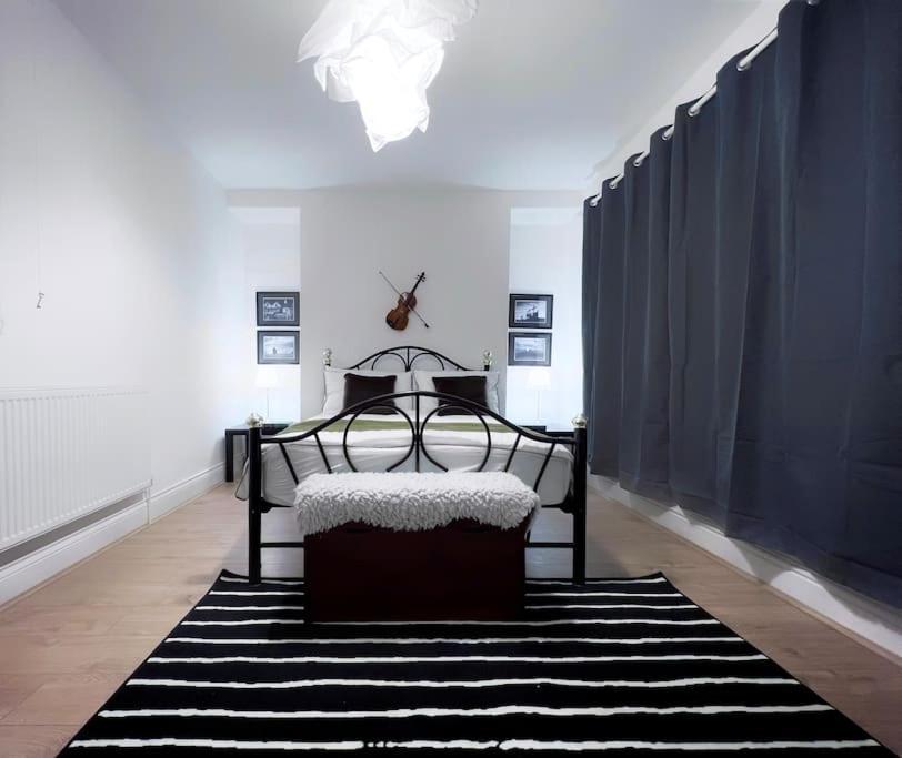 Urban Music Style Townhouse In Center Villa Swansea