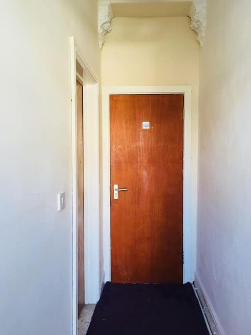 Hillcrest Cottage, Comfy Flat, Trendy Uplands Area *