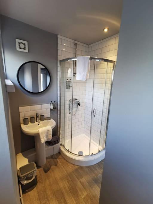 The Avenue - - By Tifa Stays Holiday home Swansea