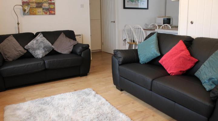 2 Bedroom To Yourself, Free Parking, Dogs Welcome Apartment
