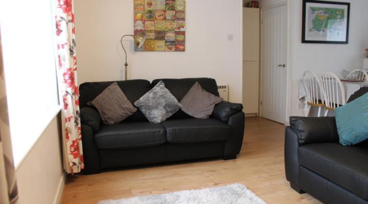 2 Bedroom To Yourself, Free Parking, Dogs Welcome *