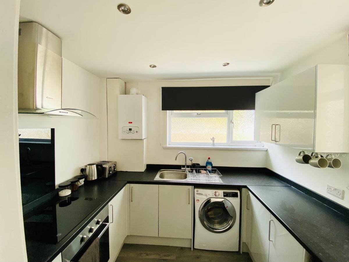 Emerald Living, 4 Bedrooms In The Heart Of Swansea, Close To Beaches! Holiday home *