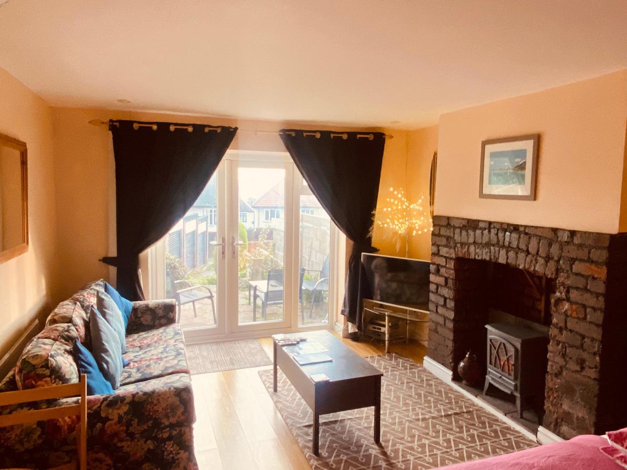 Ground Floor - View Of Lighthouse, Garden And Parking Swansea