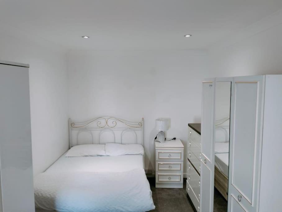 3-bedroom - Private Parking & Spacious - Perfect For Those Working In - By Tailored