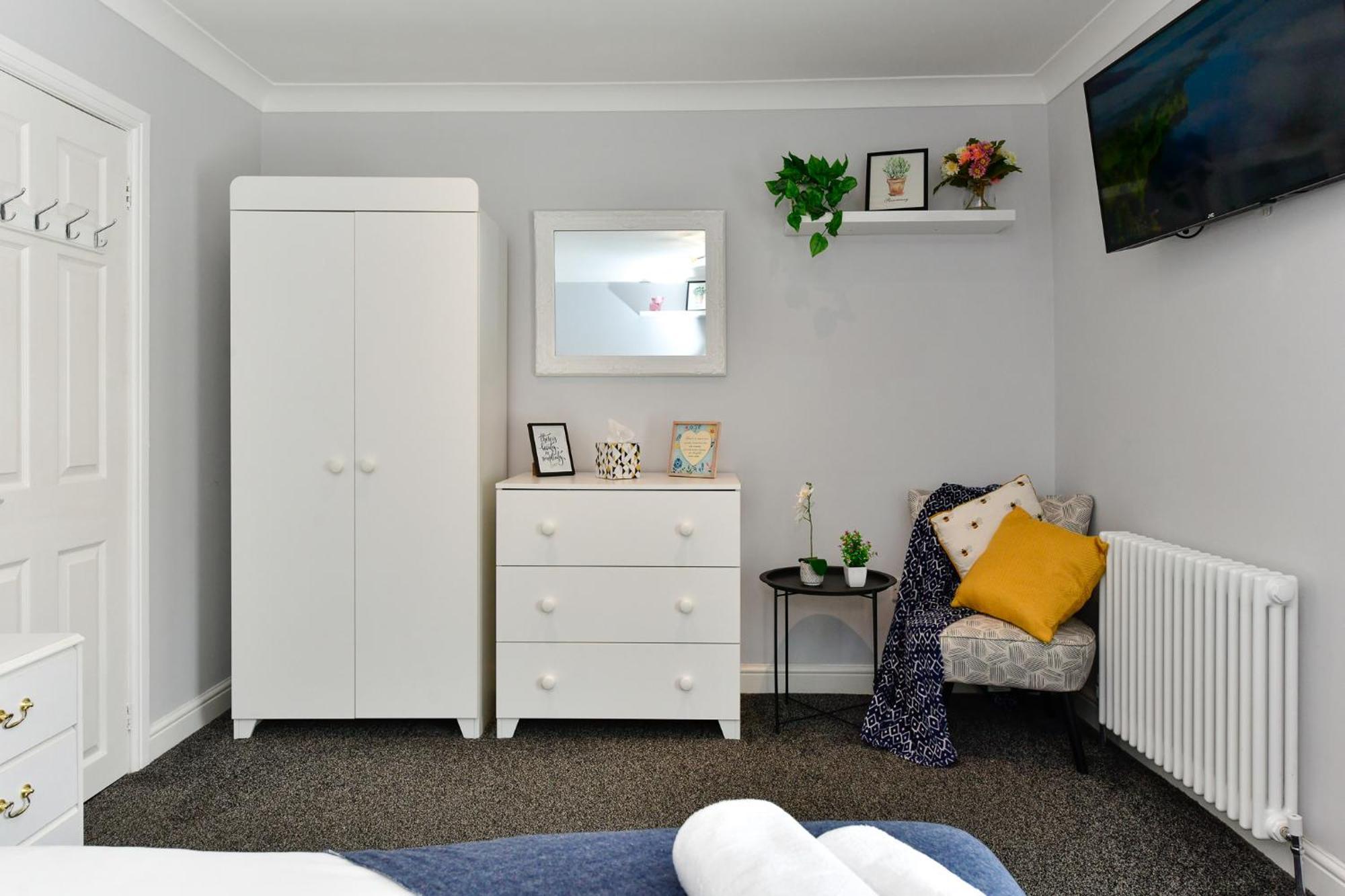 Holiday home Free Parking - Heart Of The - Superb Townhouse & Garden - Peaceful Area But Only 5min Walk To Beach, Shops, Bars, Arena, Marina, Parks