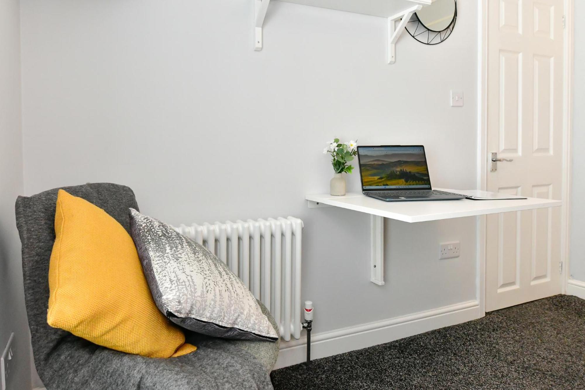 Free Parking - Heart Of The - Superb Townhouse & Garden - Peaceful Area But Only 5min Walk To Beach, Shops, Bars, Arena, Marina, Parks Holiday home Swansea