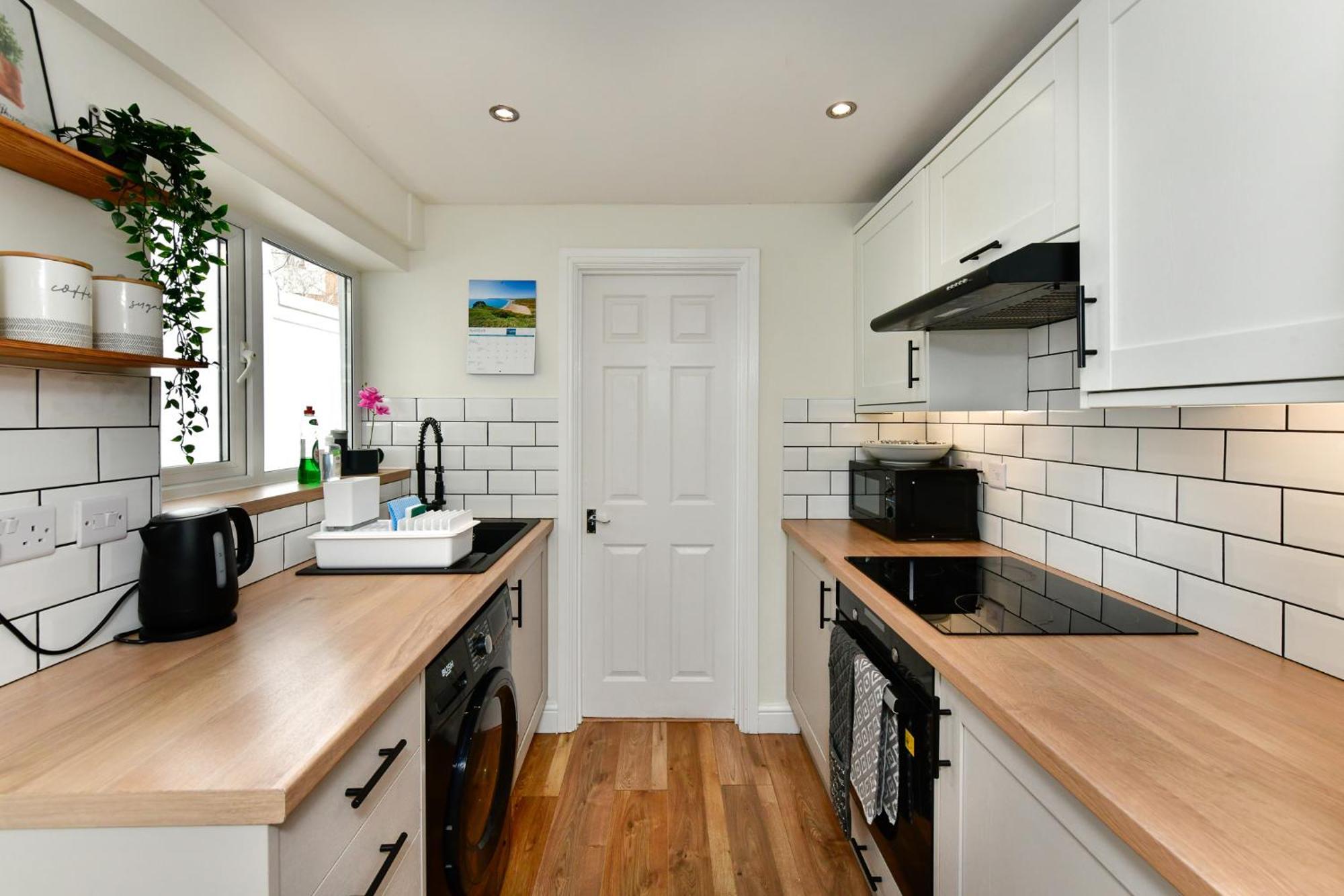 Free Parking - Heart Of The - Superb Townhouse & Garden - Peaceful Area But Only 5min Walk To Beach, Shops, Bars, Arena, Marina, Parks Holiday home *