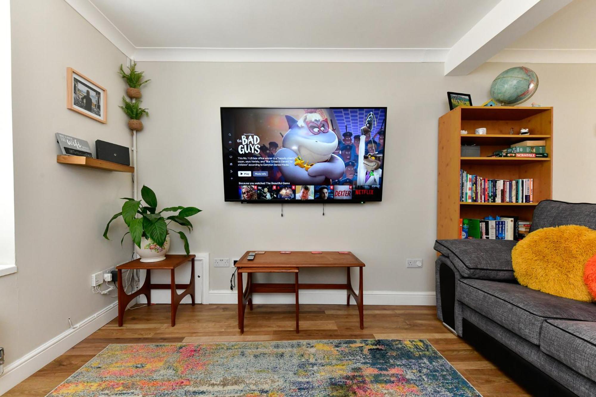 Free Parking - Heart Of The - Superb Townhouse & Garden - Peaceful Area But Only 5min Walk To Beach, Shops, Bars, Arena, Marina, Parks