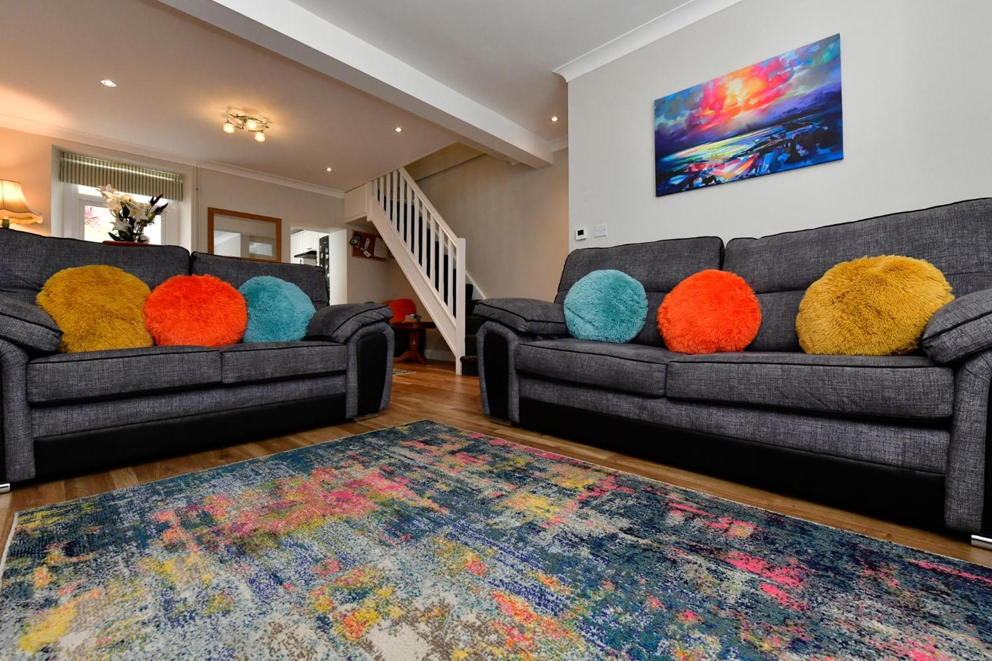 Holiday home Free Parking - Heart Of The - Superb Townhouse & Garden - Peaceful Area But Only 5min Walk To Beach, Shops, Bars, Arena, Marina, Parks *