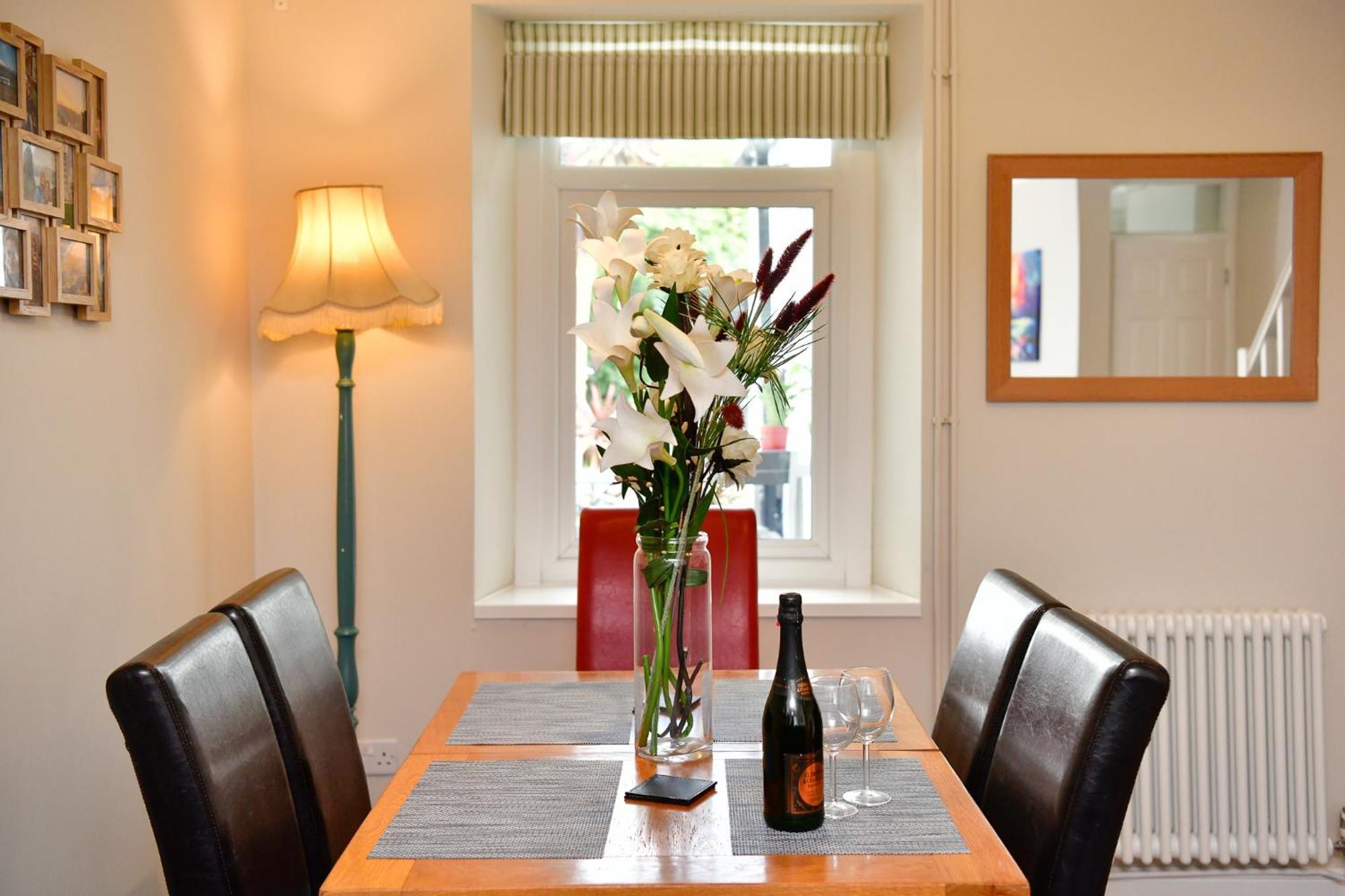Free Parking - Heart Of The - Superb Townhouse & Garden - Peaceful Area But Only 5min Walk To Beach, Shops, Bars, Arena, Marina, Parks Holiday home Swansea