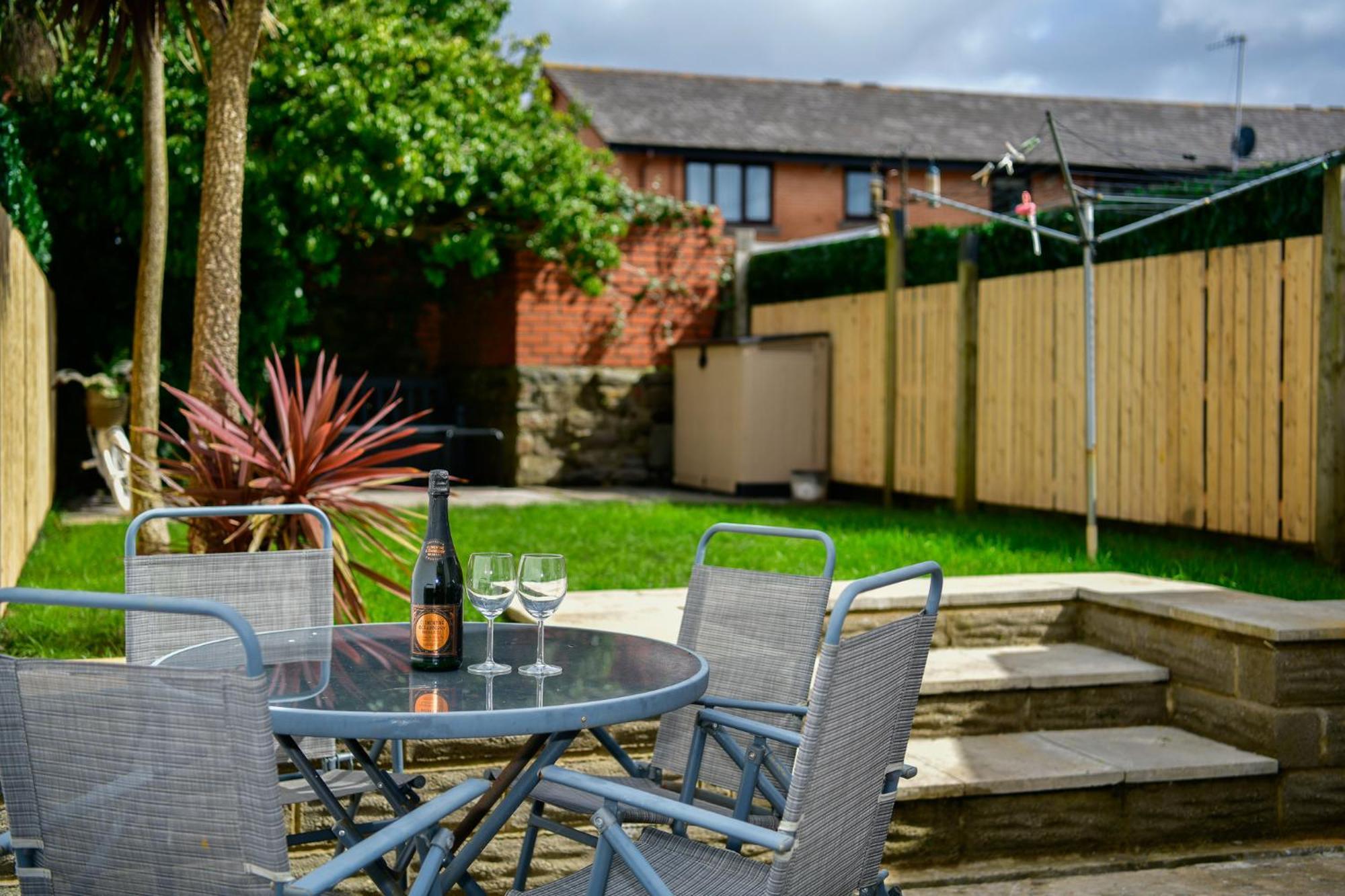 Free Parking - Heart Of The - Superb Townhouse & Garden - Peaceful Area But Only 5min Walk To Beach, Shops, Bars, Arena, Marina, Parks Holiday home Swansea