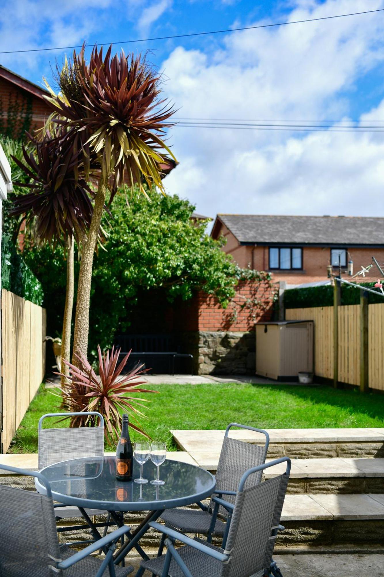 Free Parking - Heart Of The - Superb Townhouse & Garden - Peaceful Area But Only 5min Walk To Beach, Shops, Bars, Arena, Marina, Parks Swansea