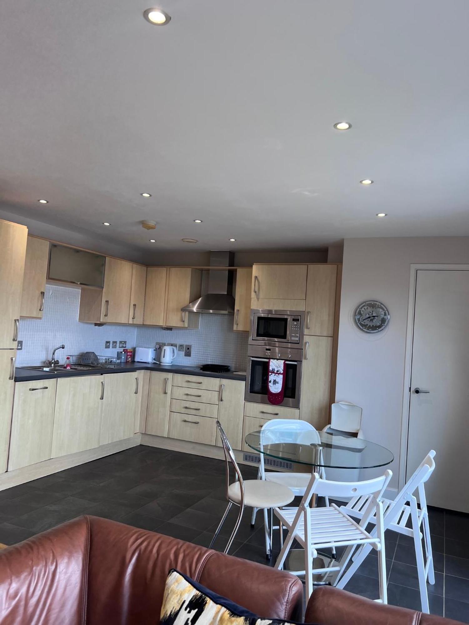 Great City Centre Getaway 2 Bed Near The Beach And Shopping Area