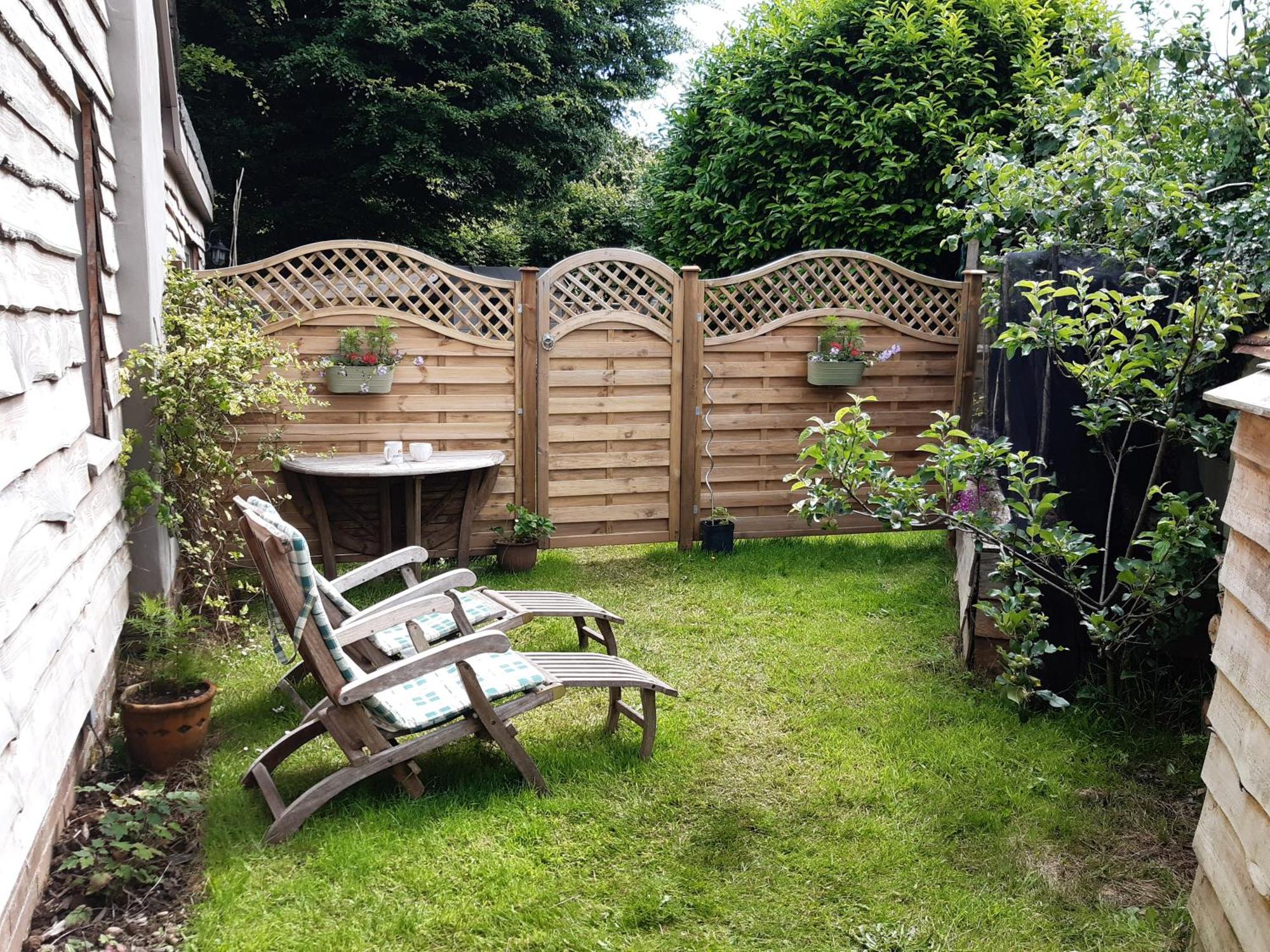 Homestay West Wing At The Swallows - Kingsize Ensuite Bedroom And Private Garden