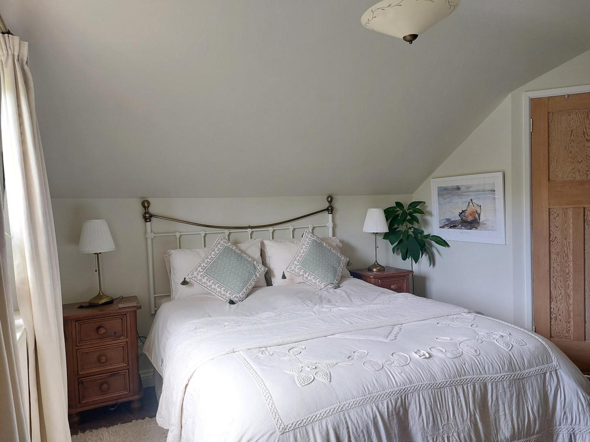 Homestay West Wing At The Swallows - Kingsize Ensuite Bedroom And Private Garden Swansea