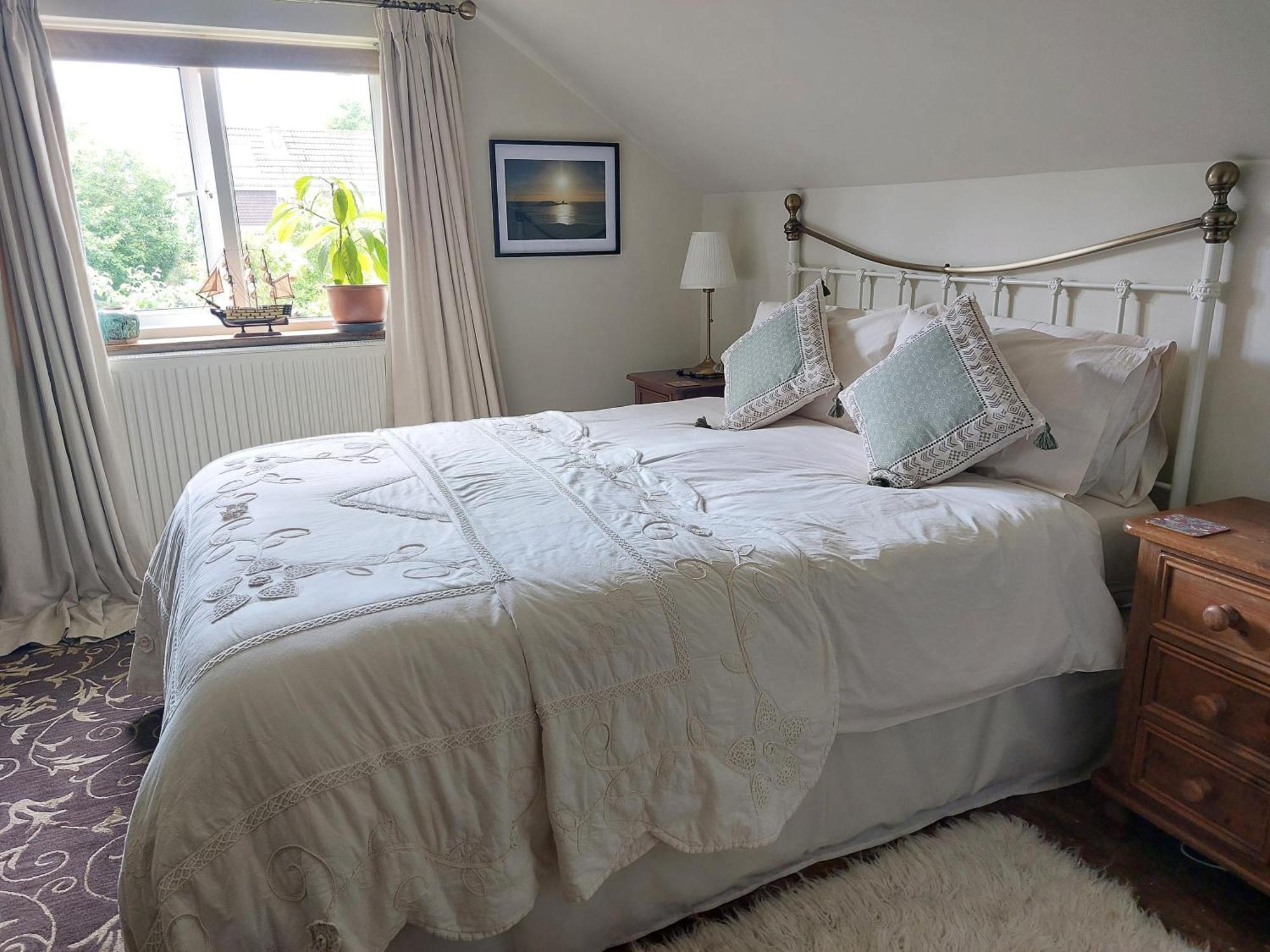 West Wing At The Swallows - Kingsize Ensuite Bedroom And Private Garden Homestay *