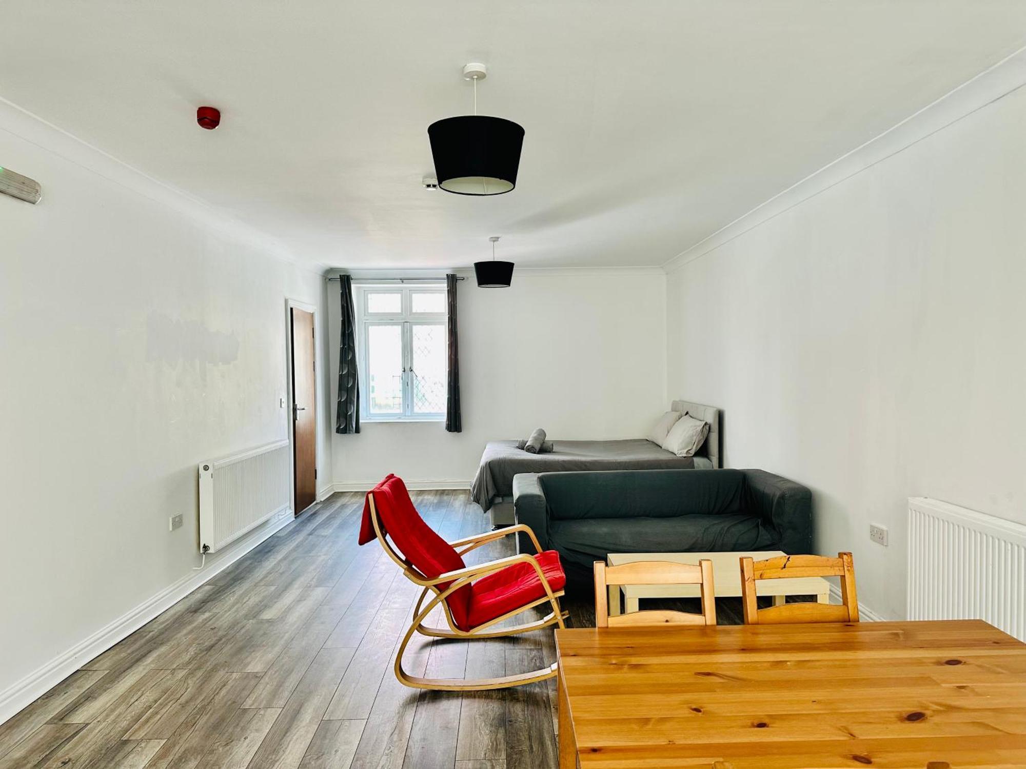 Spacious And Affordable Center Two Beds Flat Apartment Swansea