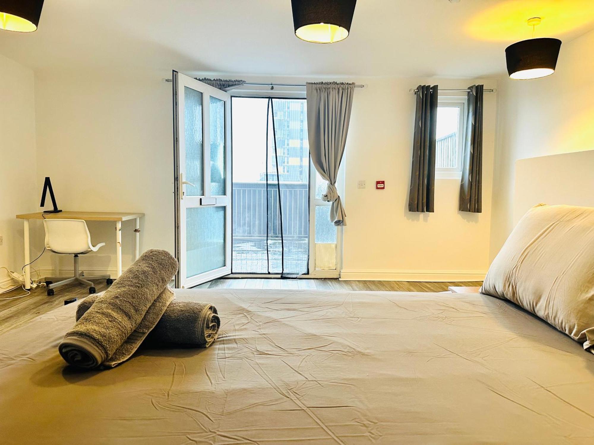 Spacious And Affordable Center Two Beds Flat *