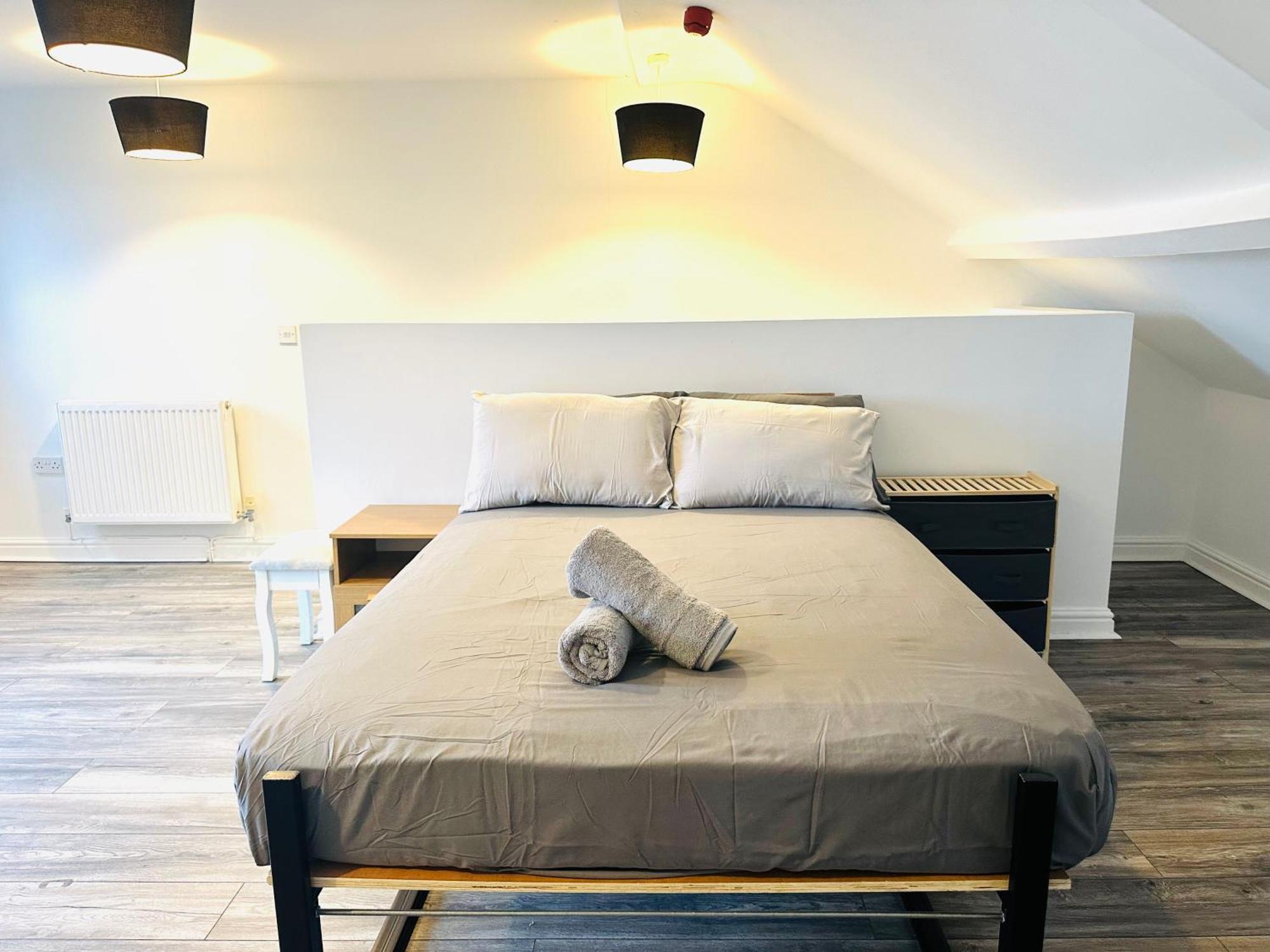 Spacious And Affordable Center Two Beds Flat Apartment *