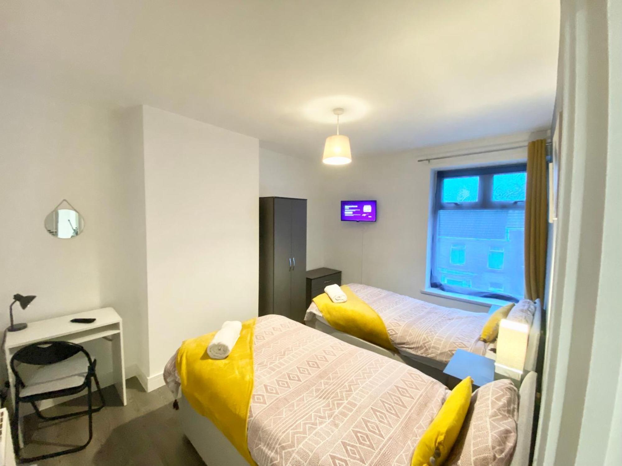 Emerald Living, 4 Bedrooms In The Heart Of Swansea, Close To Beaches! *