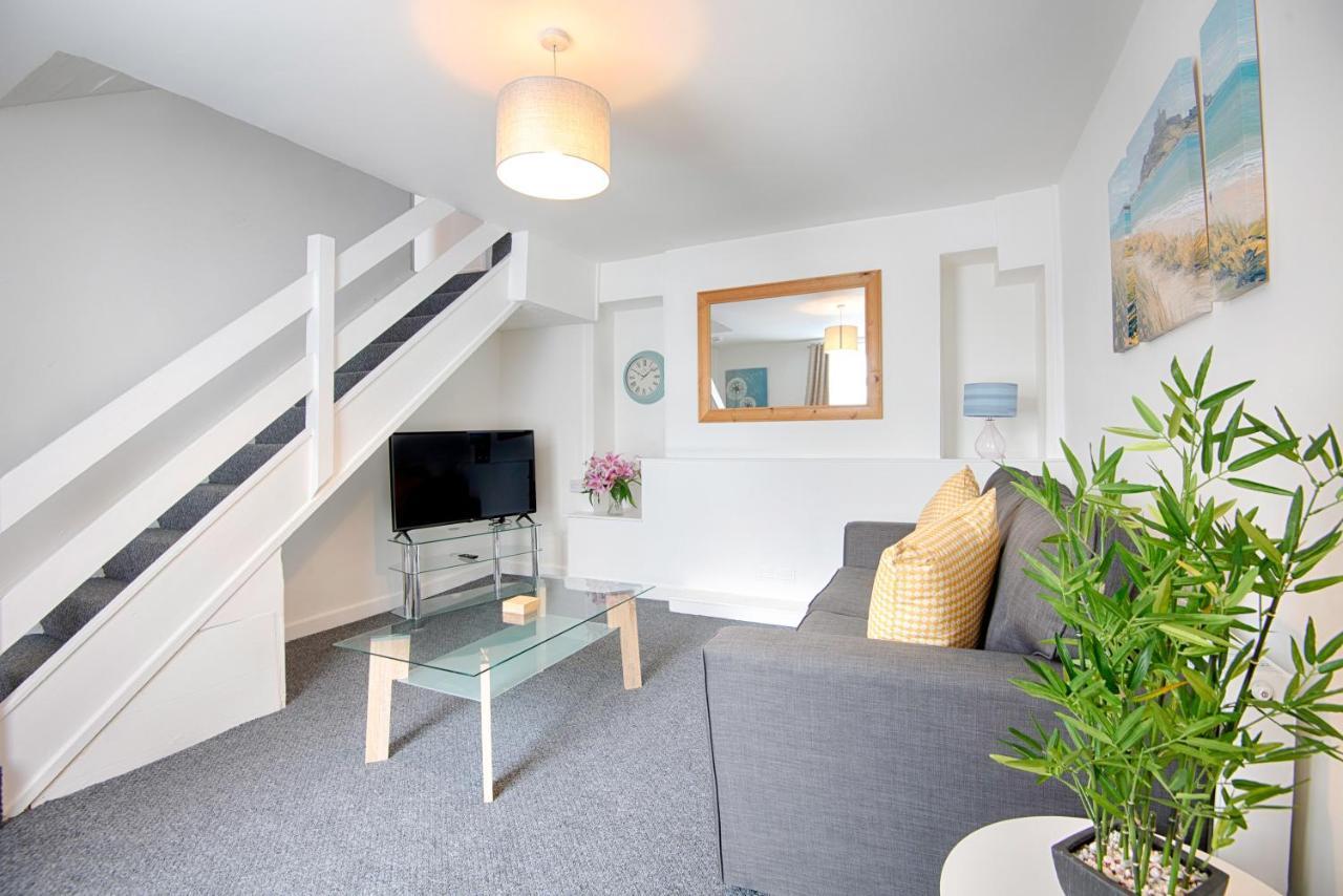 Parking, Smart Tv's In Rooms, Location *