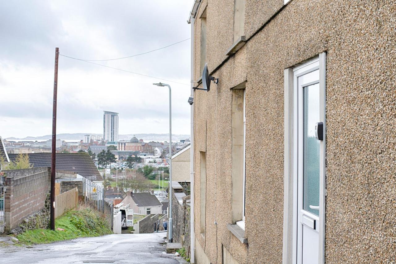 Parking, Smart Tv's In Rooms, Location *