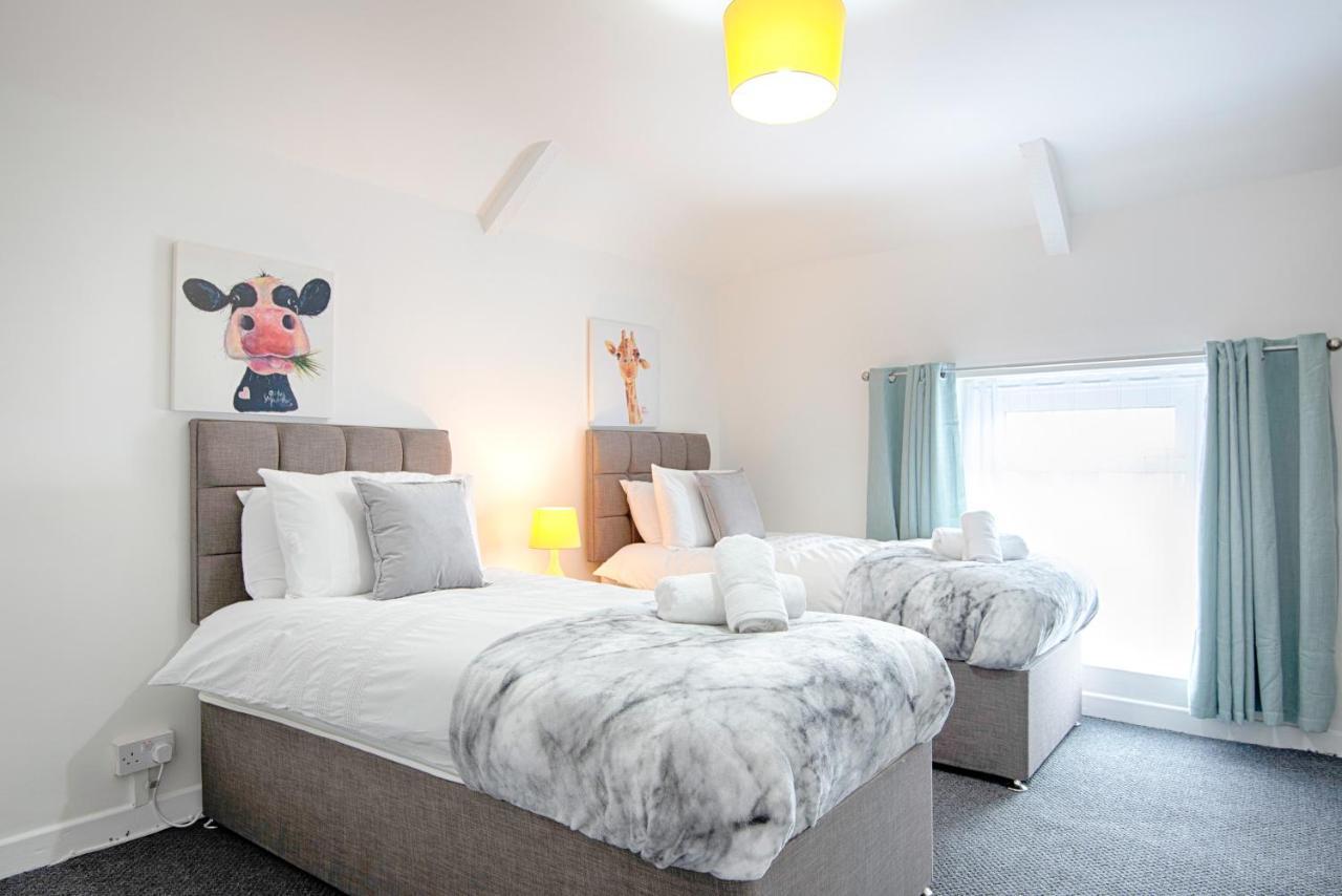 Parking, Smart Tv's In Rooms, Location *