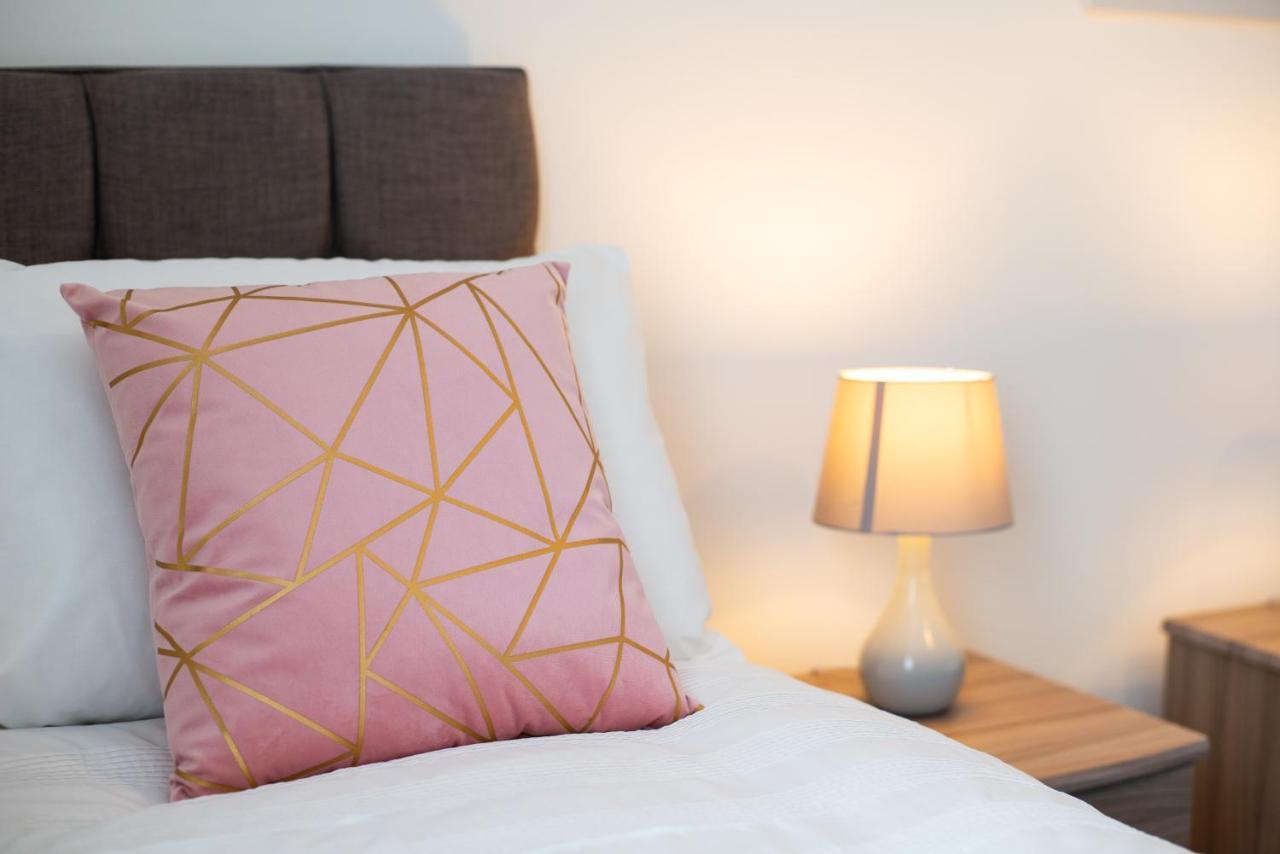 Parking, Smart Tv's In Rooms, Location *