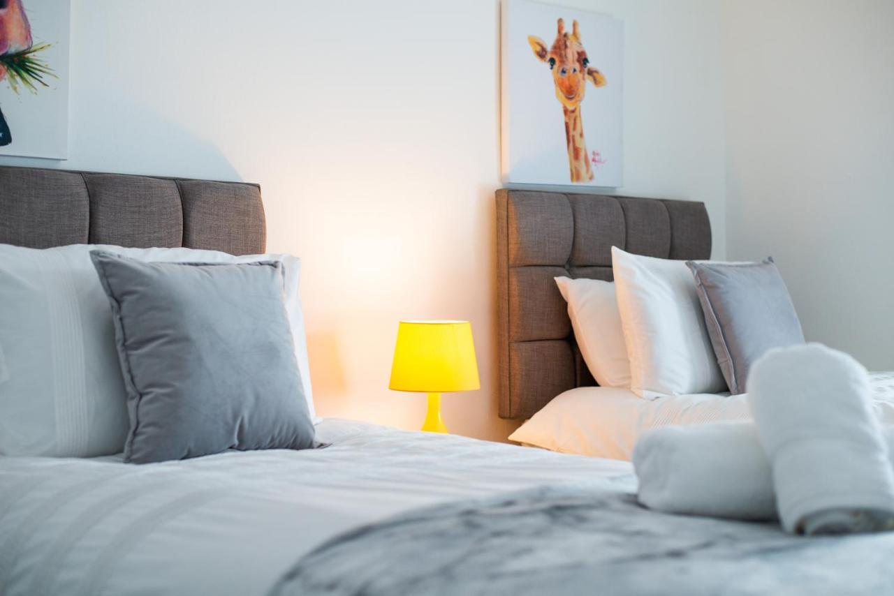 Holiday home Parking, Smart Tv's In Rooms, Location