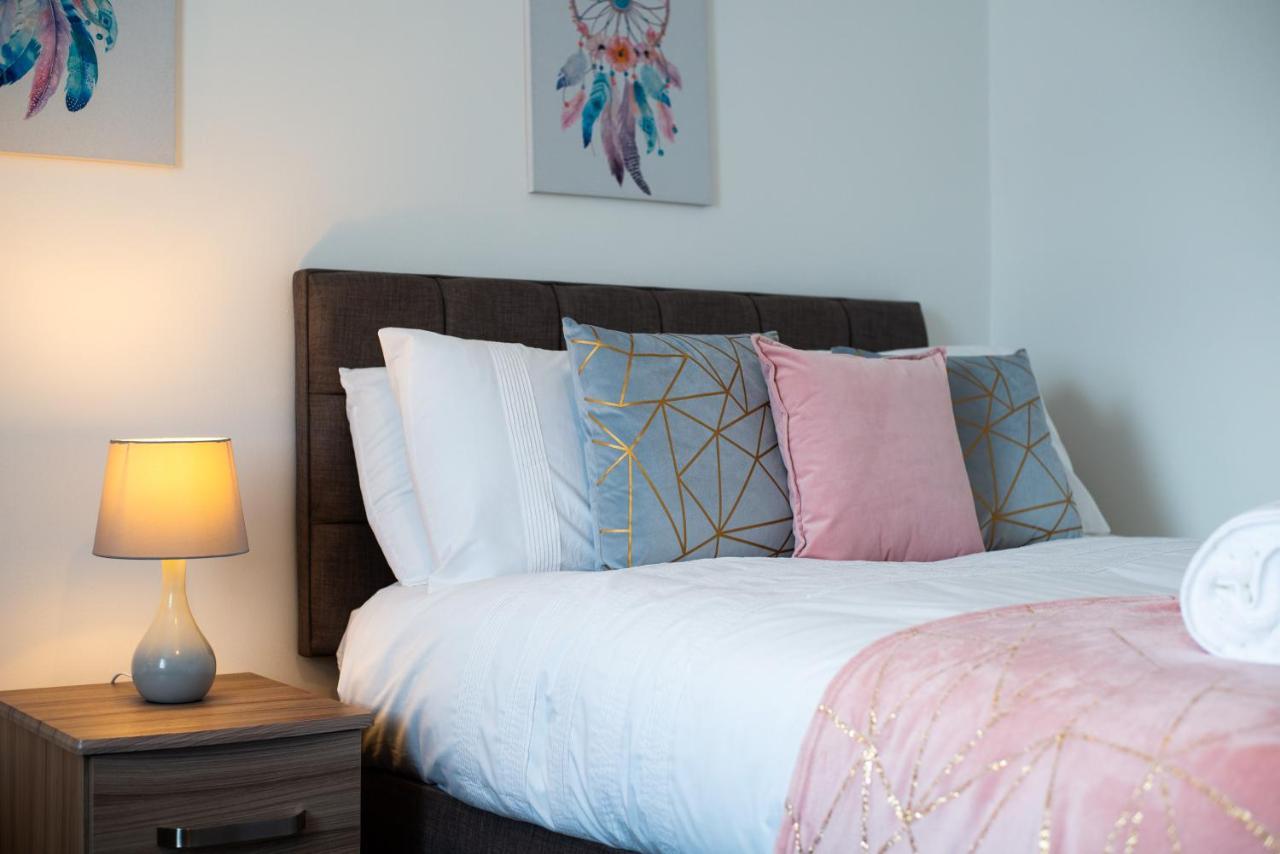 Holiday home Parking, Smart Tv's In Rooms, Location *
