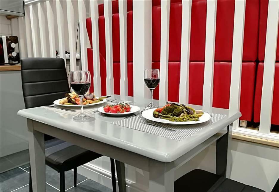 Apartment 2 Bedroom Modern Apartment, Uplands, *