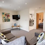 The Old Bakery - Tv In Every Bedroom!