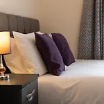 Perfect Location With Parking - Jersey House - Tv In Every Bedroom!