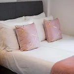 City Centre, Parking, Smart Tv\'S In All Rooms