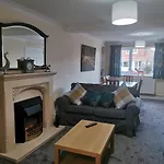 Immaculate 3 Bedroom Home With Superfast Wifi, Dragon Cottage, Llansamlet, Swansea